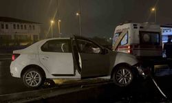 Eyüpsultan'da bir araç bariyerlere girdi: 3 kişi yaralandı