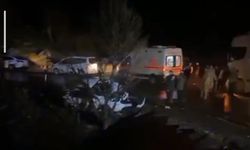 Hakkâri'de tır otomobille çarpıştı: 2 yaralı