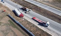 Hırdavat malzemesi yüklü tır devrildi, sürücü yaralandı