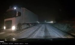 İnegöl karayolunda etkili olan kar yağışı sürücülere zor anlar yaşattı