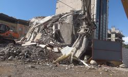 İş makinasının kolona son dokunuşu 7 katlı binayı yerle bir etti