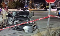 İzmir'de motosiklet ile otomobil çarpıştı: 1 ölü, 2 yaralı