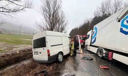 İzmir'de otomobil ile tır çarpıştı: 2 yaralı