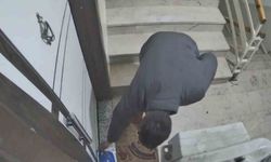 Kapı kapı para topladı, gözü kargoda kaldı: Güvenlik kamerası hırsızlığa engel oldu
