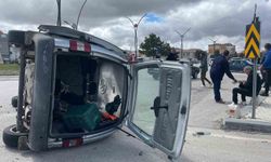 Karaman'da otomobille çarpışan hafif ticari aracın devrilmesi kameraya yansıdı: 2 yaralı