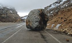 Karaman'da yola dev kaya düştü