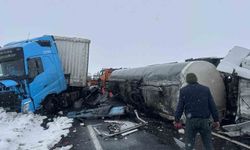 Kars'ta devrilen zift yüklü tankere tır çarptı: 2 yaralı