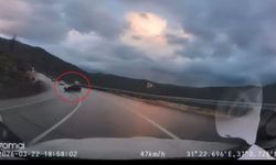 Kayganlaşan yolda kontrolden çıktı, faciadan dönülen o anlar araç kamerasına yansıdı