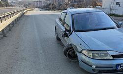 Keşan'da refüje çarpan otomobilin sürücüsü yaralandı