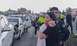 Kırmızı ışıkta bekleyen araçlara çarpıp olay yerinden ayrıldı: 4 yaralı