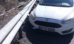 Kontrolden çıkan otomobil bariyerlere çarptı