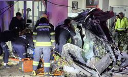 Kontrolden çıkan otomobil iş yerine girdi: 3 yaralı