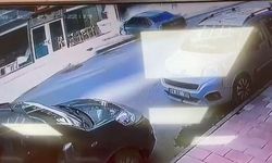 Kontrolden çıkan otomobil mağazaya böyle daldı