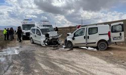 Malatya'da iki araç kafa kafaya çarpıştı: 4 yaralı