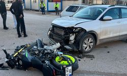 Motosiklet ile otomobil çarpıştı: 1 yaralı