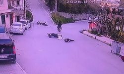 Motosikletlerin kafa kafaya çarpıştığı kazada şahısların yere savrulduğu anlar kameraya yansıdı