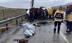 Otomobil hafif ticari araçla çarpıştı: Baba oğul öldü, 4 kişi yaralandı