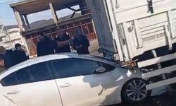 Otomobil kırmızı ışıkta bekleyen tıra çarptı, sürücü yaralandı