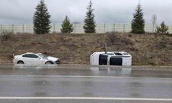 Otomobille hafif ticari aracın çarpıştığı kazada 6 kişi yaralandı