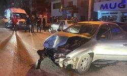Park halindeki araca çarpan otomobil kamerada: 2 yaralı