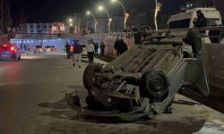 Refüjdeki direğe çarparak karşı şeride geçen otomobil takla attı: 2 yaralı