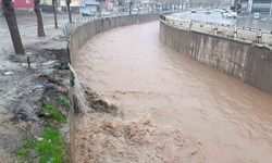 Şanlıurfa'da sağanak yağış cadde ve sokakları göle çevirdi