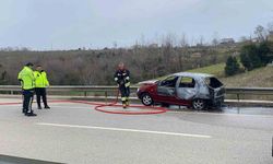 Seyir halinde otomobil alev aldı