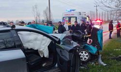 SUV tipi araç otomobile ok gibi saplandı: 1 ölü, 1 yaralı