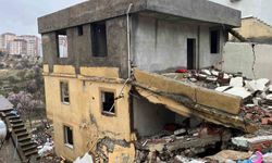 Tahliye edilen bina yağışlara dayanamayarak çöktü