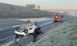 Takla atan otomobildeki 3 arkadaş emniyet kemeri sayesinde yara almadan kurtuldu