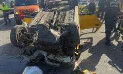 Taksi bariyerlere çarpıp takla attı: 2 yaralı