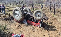 Tarlasını sürerken devrilen traktörün altında kaldı