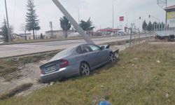 Tavşanlı'da otomobil elektrik direğine çarptı: 1 yaralı