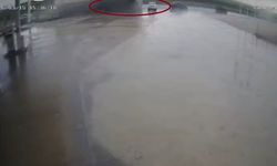 Tırın otomobilin üstüne devrildiği anlar kamerada