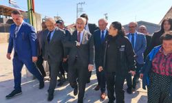 Vali Köşger açıklama yaptığı sırada artçı depreme yakalandı