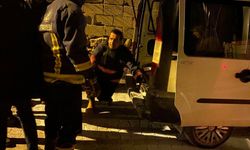 Van'ın Edremit ilçesinde park halindeki kamyonetin motoru yandı