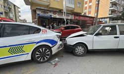 Yayaya yol veren polis aracına Tofaş otomobil arkadan çarptı