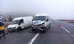 Yolcu minibüsü ile kamyonet çarpıştı: 7 yaralı