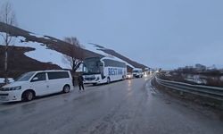 Yüksekova'da heyelan karayolunu yuttu, ilçenin çevre illerle ulaşımı kesildi