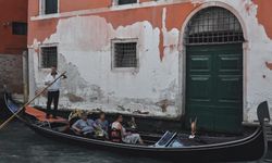 Dünyanın kapıları Bursa'daki hastanenin koridoruna açıldı