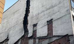 Sivas'ta yıkım sırasında bitişikteki bina hasar gördü