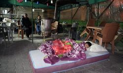 Denizli'de depremin ardından yaşanan artçılardan korkan vatandaşlar dışarda sabahladı