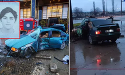 Bursa'da otomobil beton reklam panosuna çarptı: 1 ölü