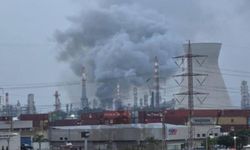 Hayfa kentindeki petrol rafinerisinden siyah dumanlar yükseliyor