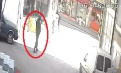 Bir şahıs sokak ortasında 2 kişiye tabancayla ateş edip kaçtı