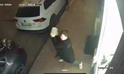 Bir kadın iş yerinin camlarını kaldırım taşıyla tuz buz etti