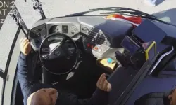 Otobüs şoförü yoldaki Türk bayrağını yerden alarak araca yerleştirdi