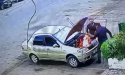 Alev alan otomobili üfleyerek söndürmeye çalışan adam kamerada