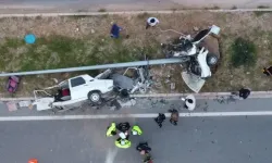 Aydınlatma direğine çarpan otomobil ikiye bölündü