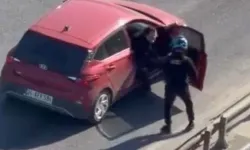 Motorcu ile otomobil sürücüsünün yol verme kavgası kamerada